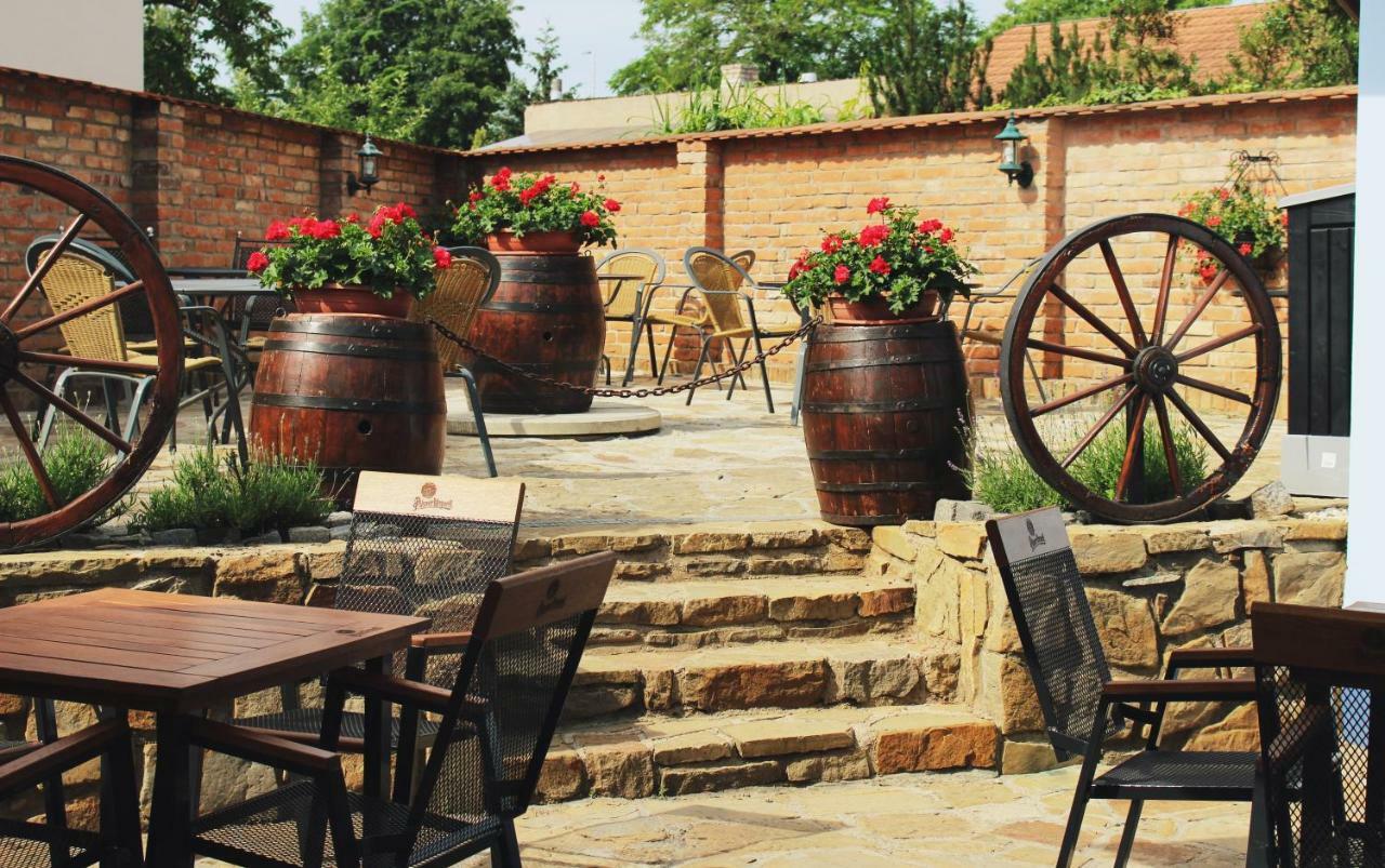 Penzion A Restaurace U Kalendu Straznice Exterior foto
